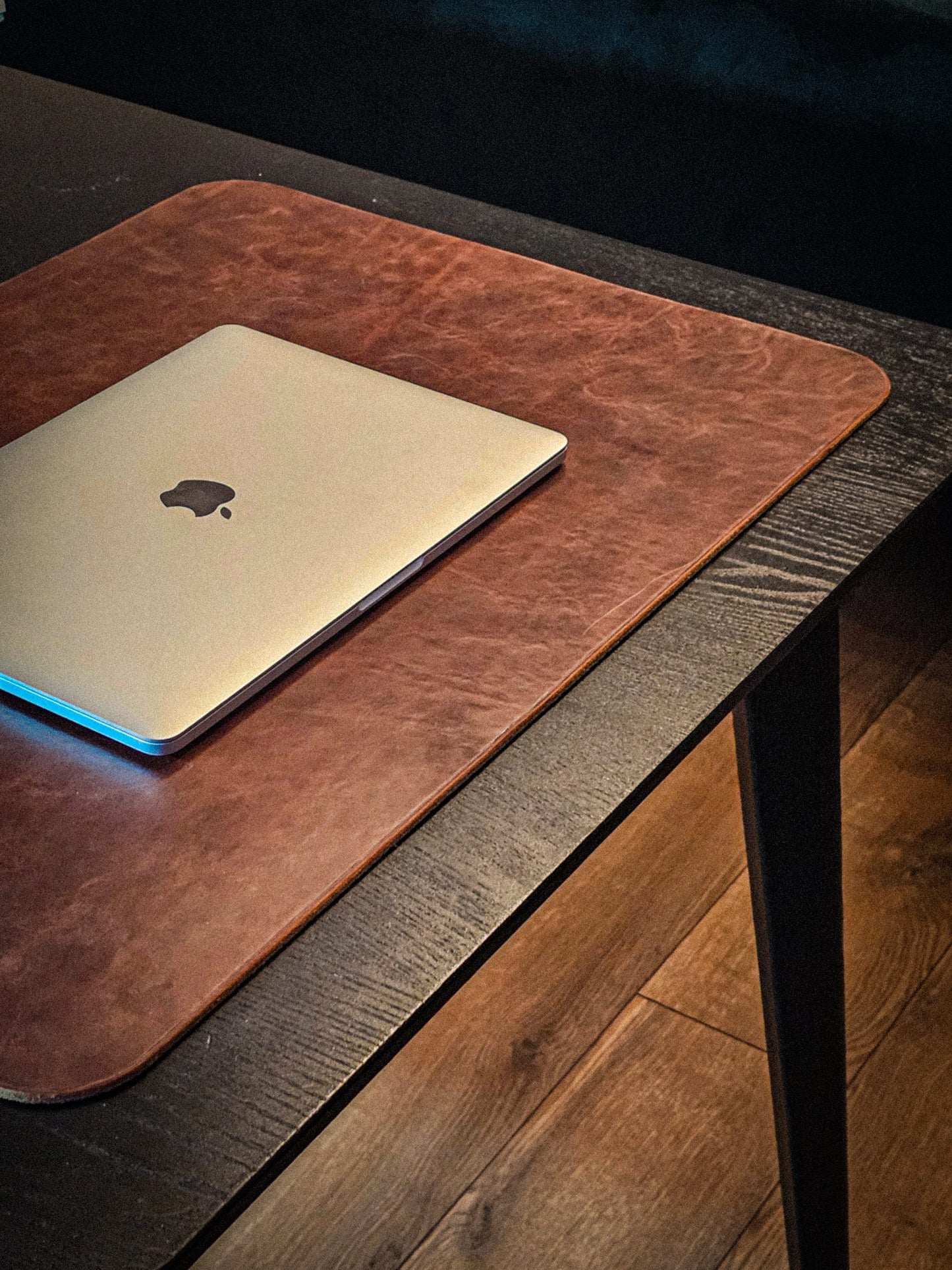 Ādas galda paliktnis ar korķa oderi